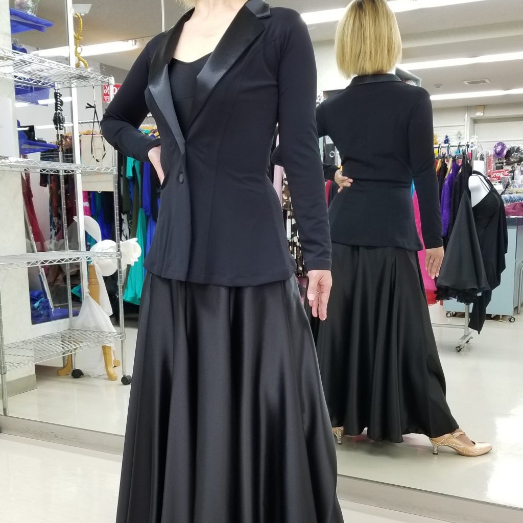 サテンスカート　サテンスカートコーデ　パソスカート　ロングサテンスカート　けまわしの大きなスカート　裾巾の大きなスカート　黒のサテンスカート　赤のサテンスカート