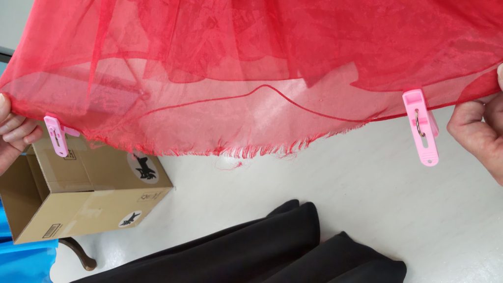 ダンスドレスリメイク　ダンスドレスお直し　社交ダンスドレスクリーニング　ダンスドレス露出隠し　ダンスドレススカートカット　ダンスドレス袖丈カット　社交ダンスドレス石取れリペア　社交ダンスドレス破れ