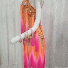【試着・レンタル・購入】華やかでキュートなオレンジピンクのラテンドレス - 画像 (4)