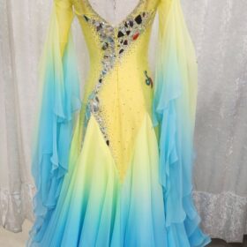 【試着・レンタル・購入】対照的な色彩で軽快に感じるスタンダードドレス - 画像 (3)