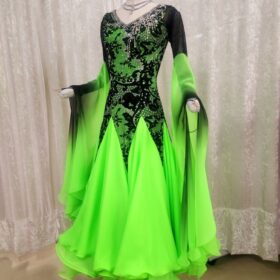 【試着・レンタル・購入】ボディーが黒で引き締まってみえる蛍光グリーンのスタンダードドレス - 画像 (2)