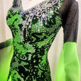 【試着・レンタル・購入】ボディーが黒で引き締まってみえる蛍光グリーンのスタンダードドレス - 画像 (5)