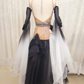 【試着・レンタル・購入】個性的なモノトーンカラースタンダードドレス - 画像 (3)