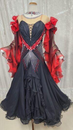お袖のグラデーションがステキな黒のスタンダードドレス