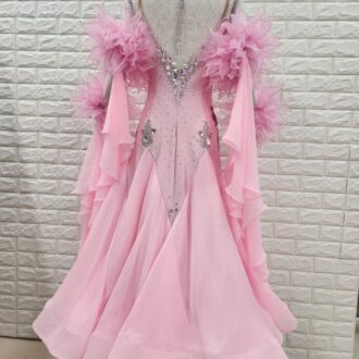 社交ダンスのワルツにおすすめのドレス5選。選ぶときのポイントも解説